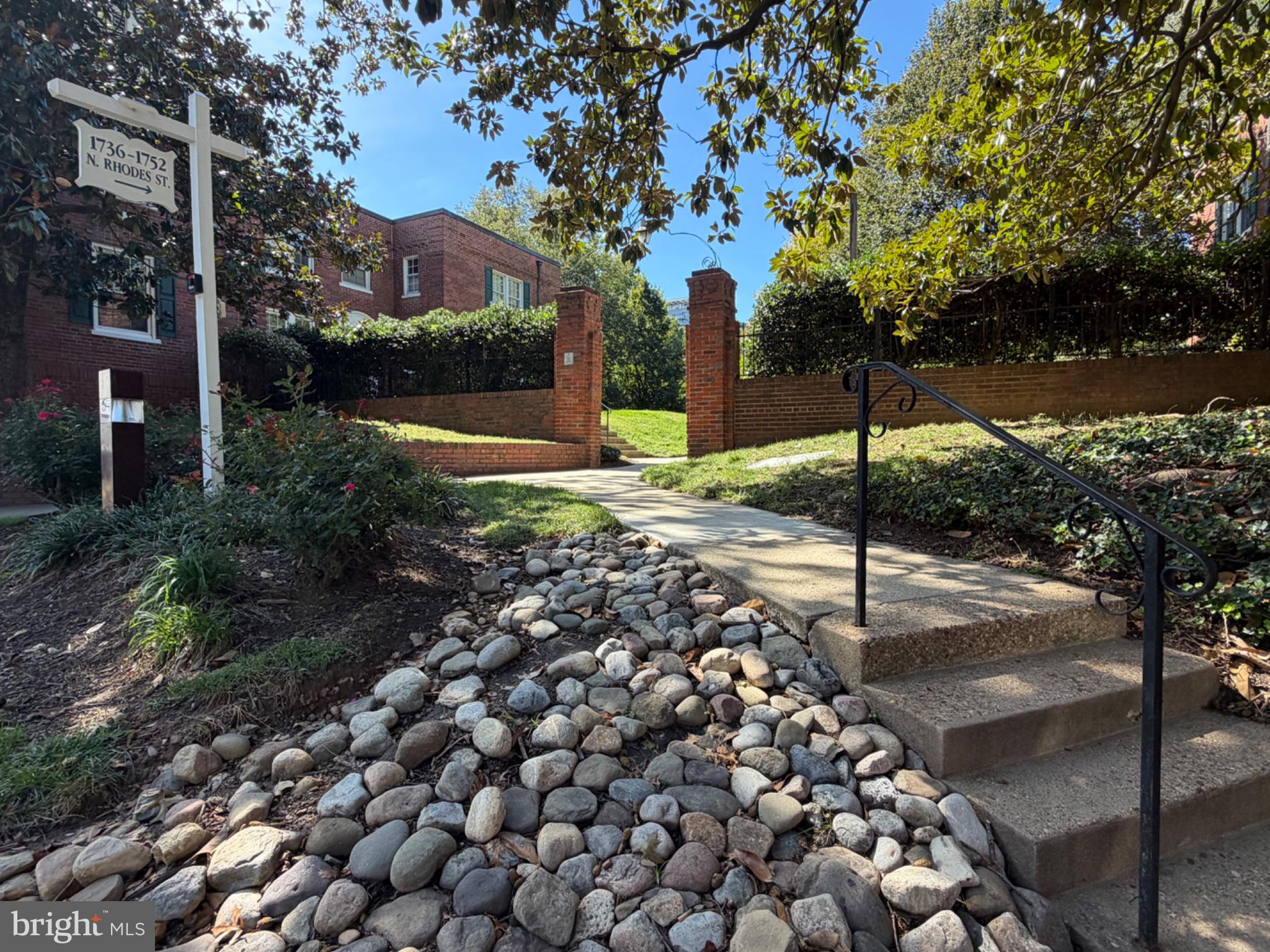 1742 RHODES STREET N 5-304