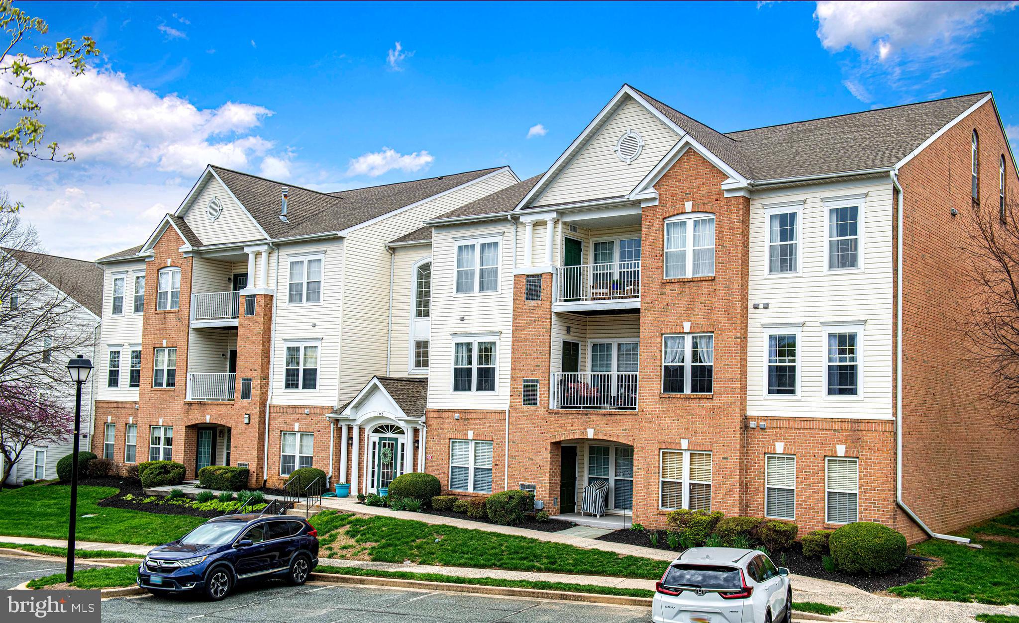 THE COURTYARDS AT POND - Residential
