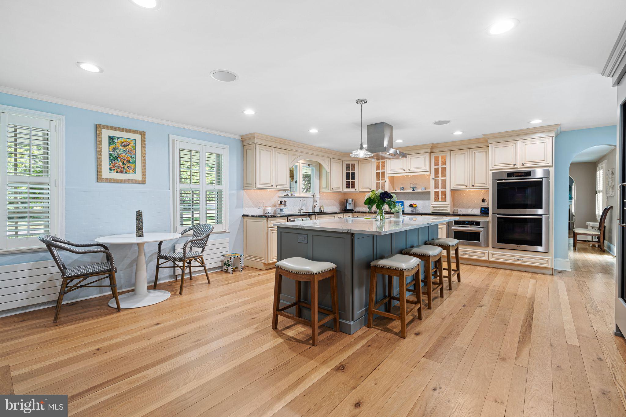 DELAVUE MANOR - Residential