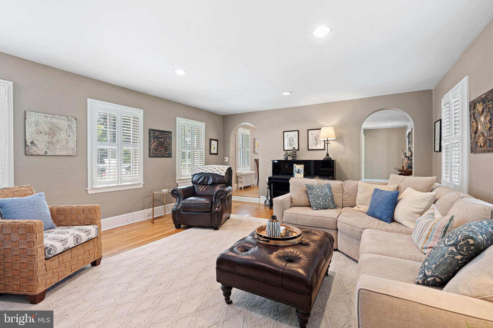 DELAVUE MANOR - Residential