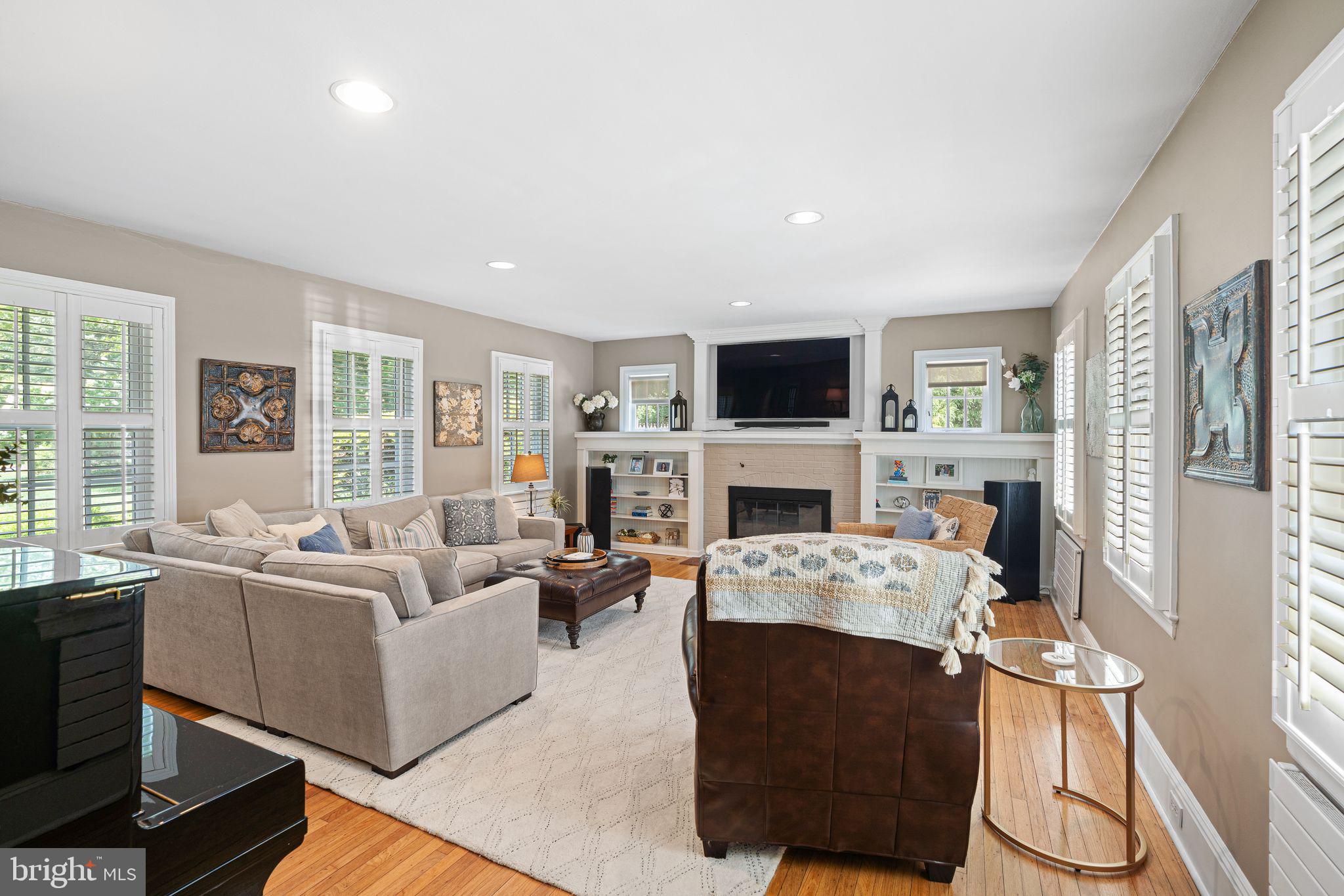 DELAVUE MANOR - Residential