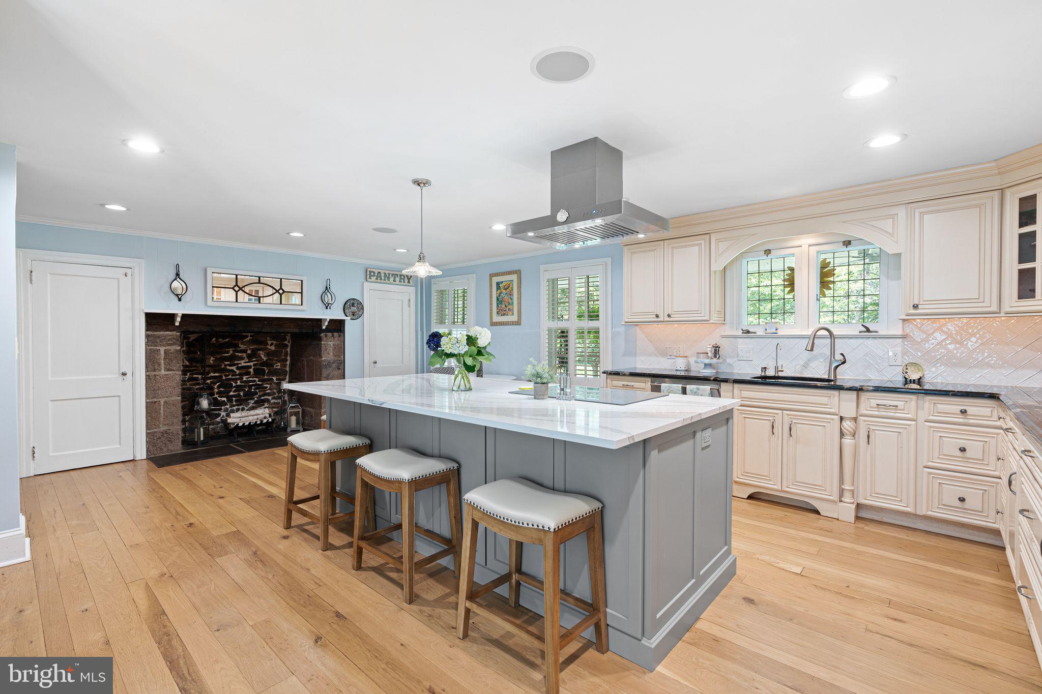 DELAVUE MANOR - Residential