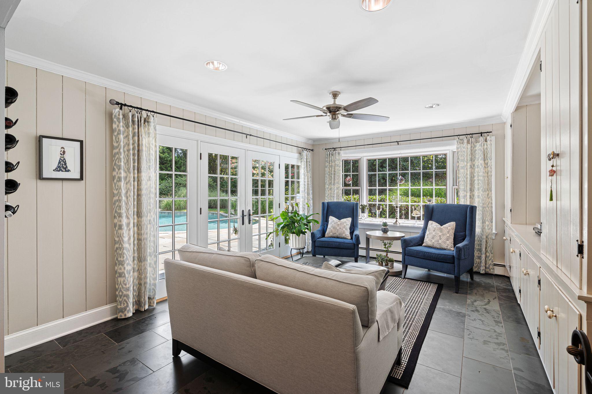 DELAVUE MANOR - Residential