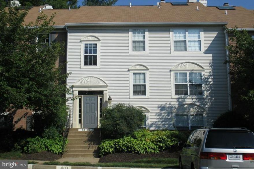 Beautifully maintiained 3BR/2BA condo in Penderbrook neighborhood. Hardwood floors, granite countertops, SS appliances. Full size washer/dryer in unit. Walk-in closets, peaceful patio area off of LR. New HVAC! Close to Fair Oaks Mall, FFX Town Center, Fairfax Corner and 66.