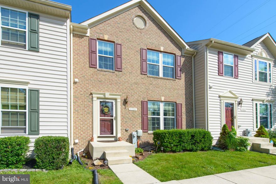 Move-in ready townhome w/bright & sunny open floor plan. Gourmet kitchen w/island/breakfast bar is open to DR & FR., perfect for entertaining.  Family Room has access to patio with privacy fence. Large Master bedroom has master closet w/ custom built-ins, spa-like bath w/ separate tub & shower & double vanity. Fully finished basement has large living area & ample storage. 2 assigned parking spaces