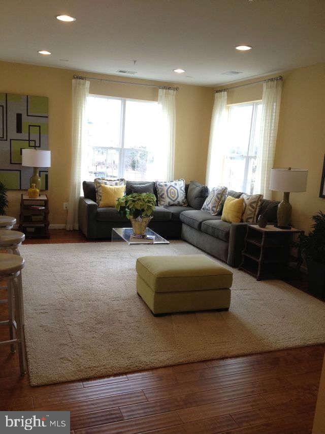 RESIDENCES AT DULLES PRK - Residential Lease