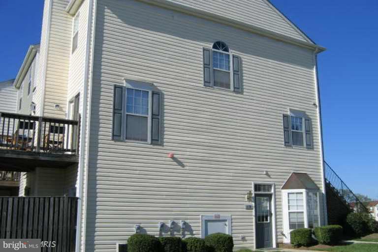 One level end unit townhouse in Nantucket Mews. Master bedroom with private bath, all hardwood floors, large country kitchen, fireplace for show only, enclosed yard. Close to shopping, restaurants, and more. Community has a pool.