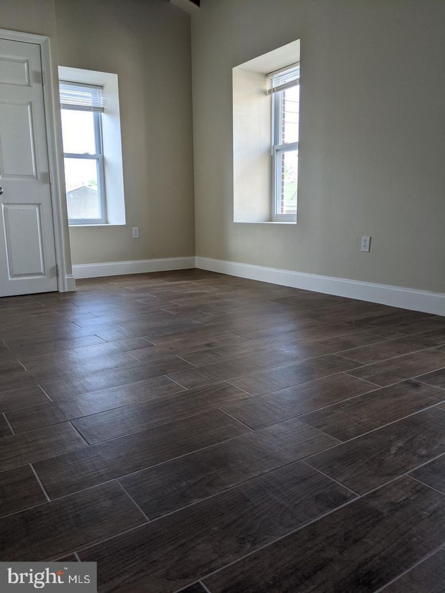 Corner property with plenty of windows make this beautiful unit filled with sunlight. Renovated studio + 1 full bath unit. Central air, hardwood floors throughout, granite kitchen countertop, ceramic tile bath. Washer/Dryer in unit. Convenient location, close to shopping, restaurants, banks and cafes, etc. Public transportation is nearby. The property is maintained as a smoke free building. Sorry, no dogs allowed.