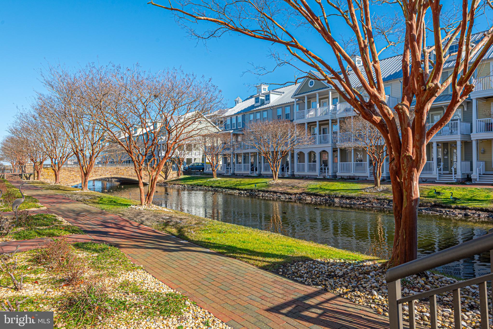 18 CANAL SIDE MEWS W