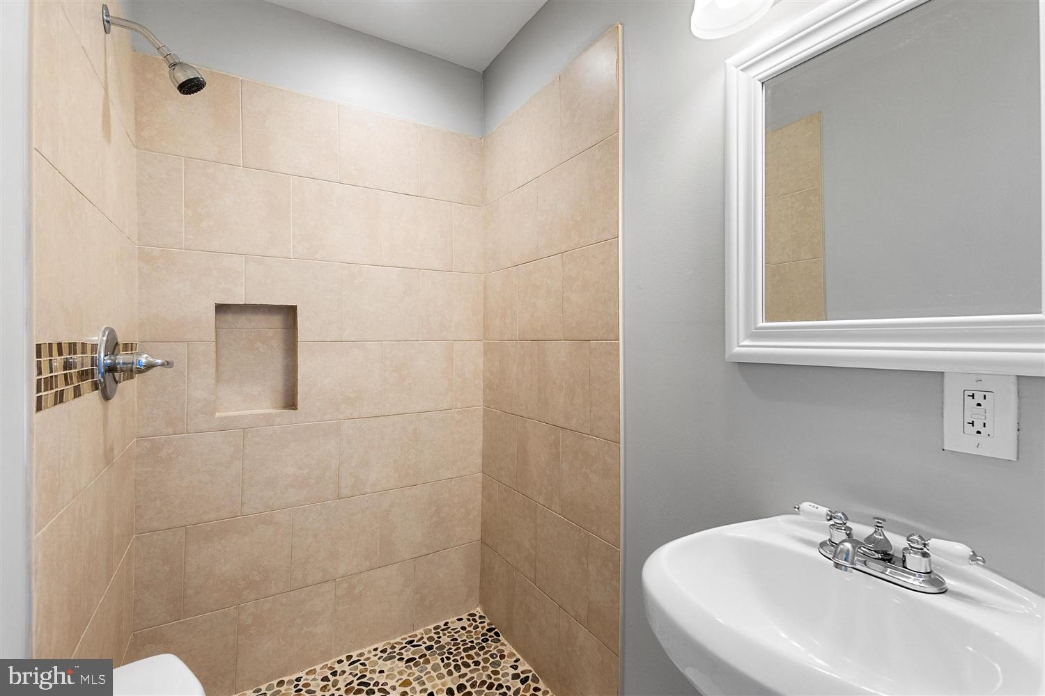 MILTON MONTFORD - Residential Lease