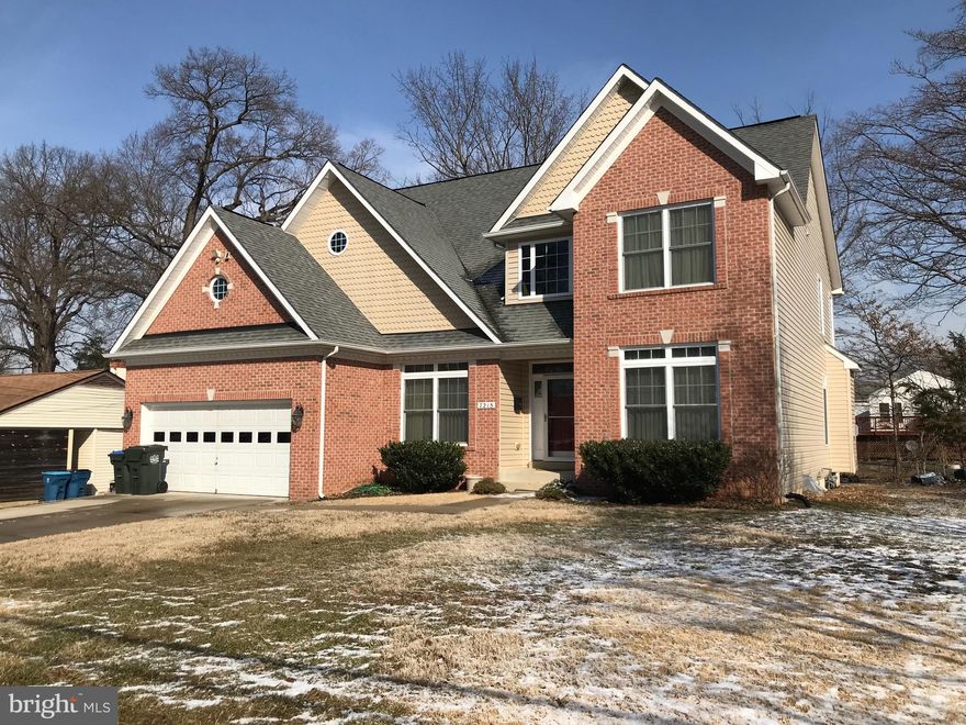 Master bedroom on the first floor. This property has three levels with an unfinished walkout basement. Wall to wall carpet, Beautifull 2 story Foyer. Currently pending signed release. Bring your offer.