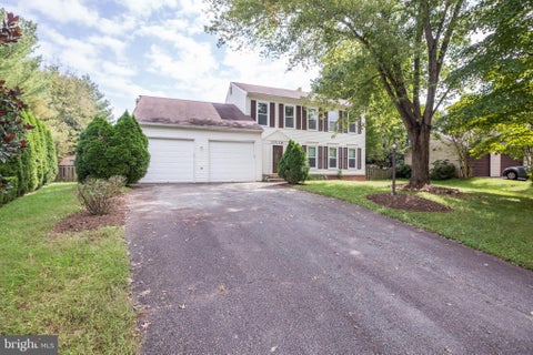 Homes For Sale - 10136 Yorktown Drive<br/> GREAT FALLS, VA 22066