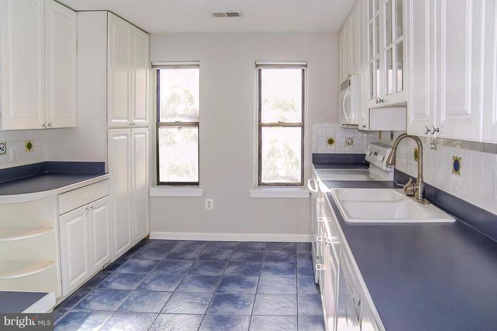 BRISTOL SQUARE - Residential Lease