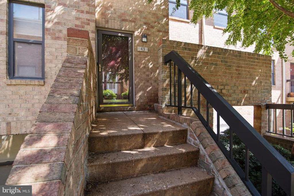 BRISTOL SQUARE - Residential Lease