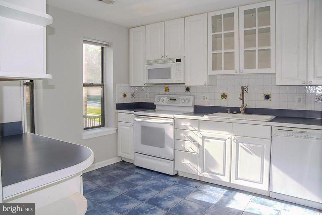 BRISTOL SQUARE - Residential Lease