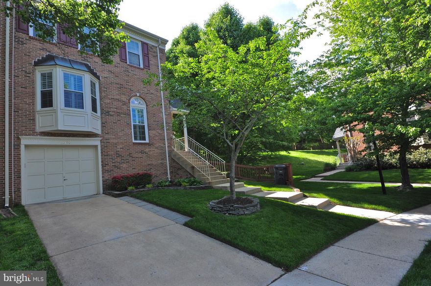 ***WELCOME TO WESTRIDGE!***GARAGED END UNIT LOCATED IN ONE OF THE MOST SAUGHT AFTER COMMUNITIES IN WOODBRIDGE! - LARGE QUIET CUL-DE-SAC! RENOVATED KITCHEN; FULLY FINISHED BASEMENT; MAIN LEVEL HAS BRAZILIAN CHERRY HARDWOODS FLOORING; FENCED REAR YARD; WASHER/DRYER; GAS HEAT; LARGE BACK DECK; WITH FENCED IN BACKYARD. COMMUNITY POOL,TENNIS & LAKE!*WALK 2 ELEM.SCHOOL!PETS CASE BY CASE.