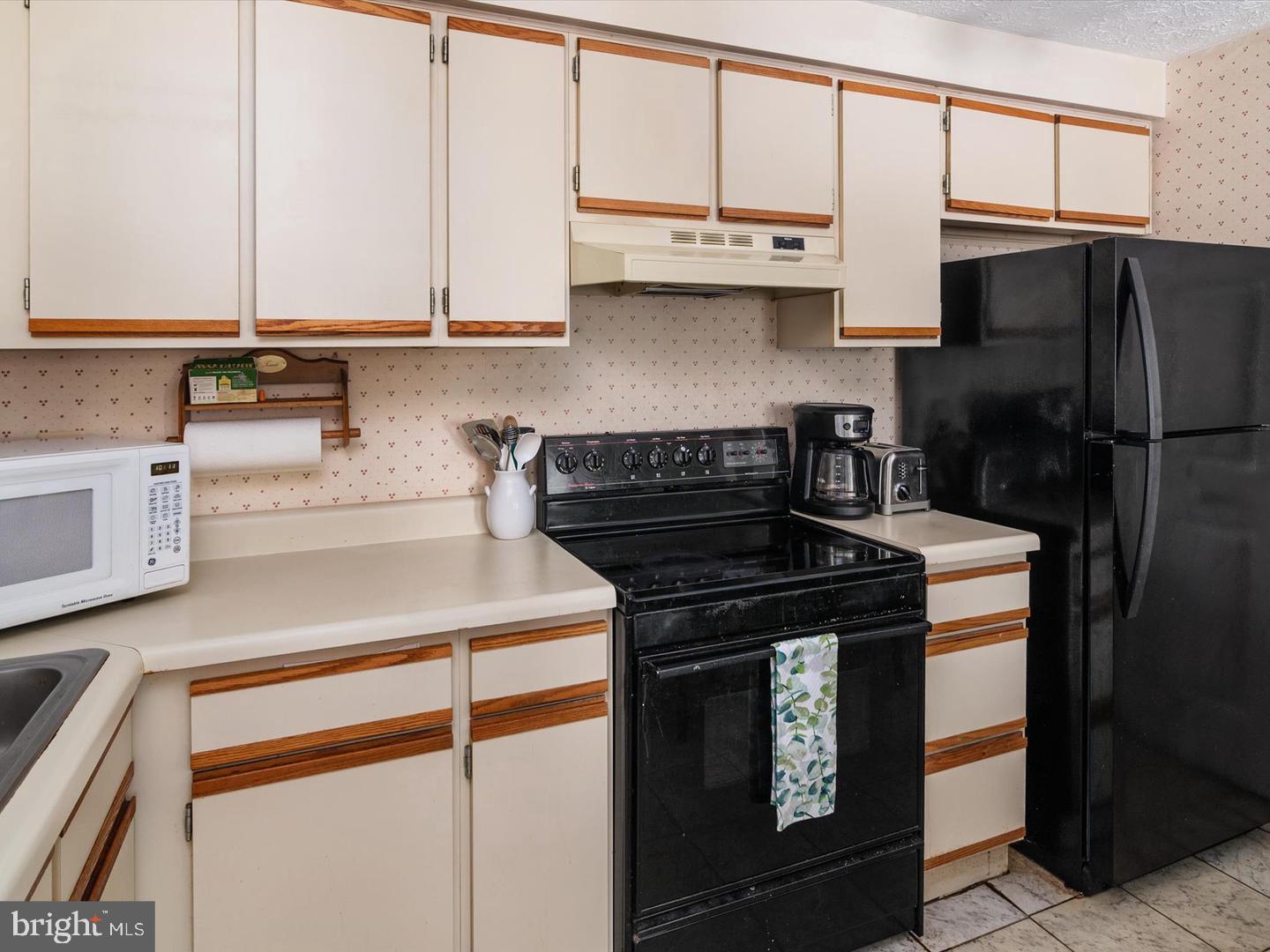 CHESTERFIELD GARDEN CONDOMINIUM - Residential Lease