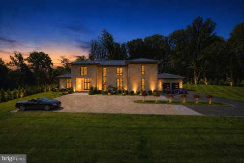 Photo of 1036 Towlston Road, MCLEAN, VA 22102 (MLS # VAFX2333326)