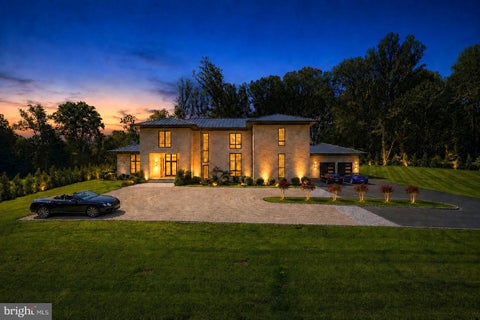 Photo of 1036 Towlston Road, MCLEAN, VA 22102 (MLS # VAFX2333326)
