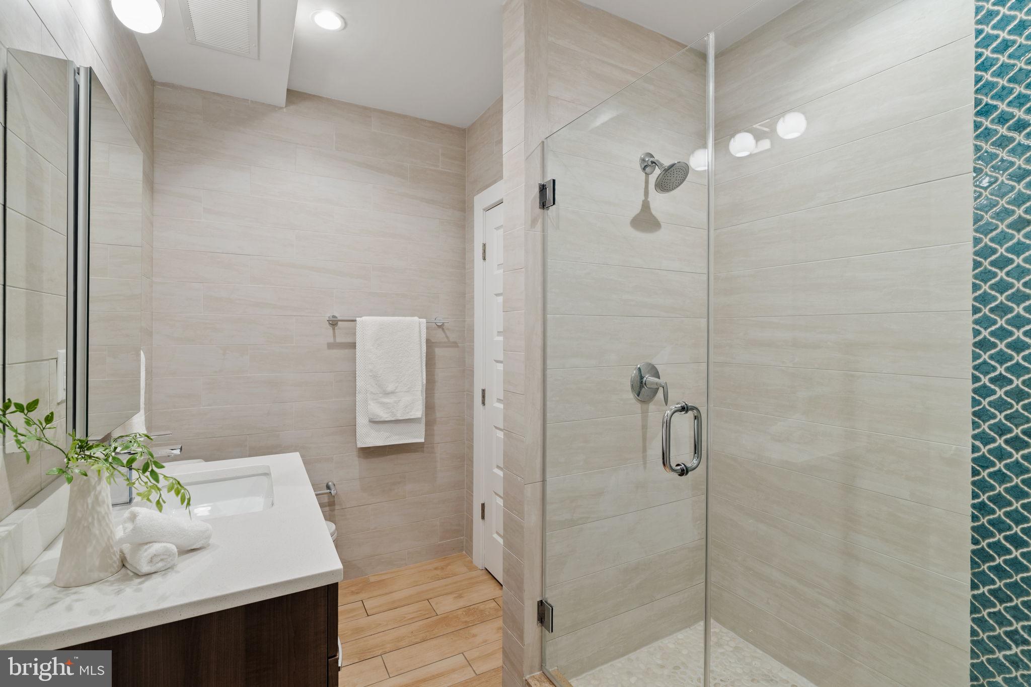 QUEEN VILLAGE - Residential