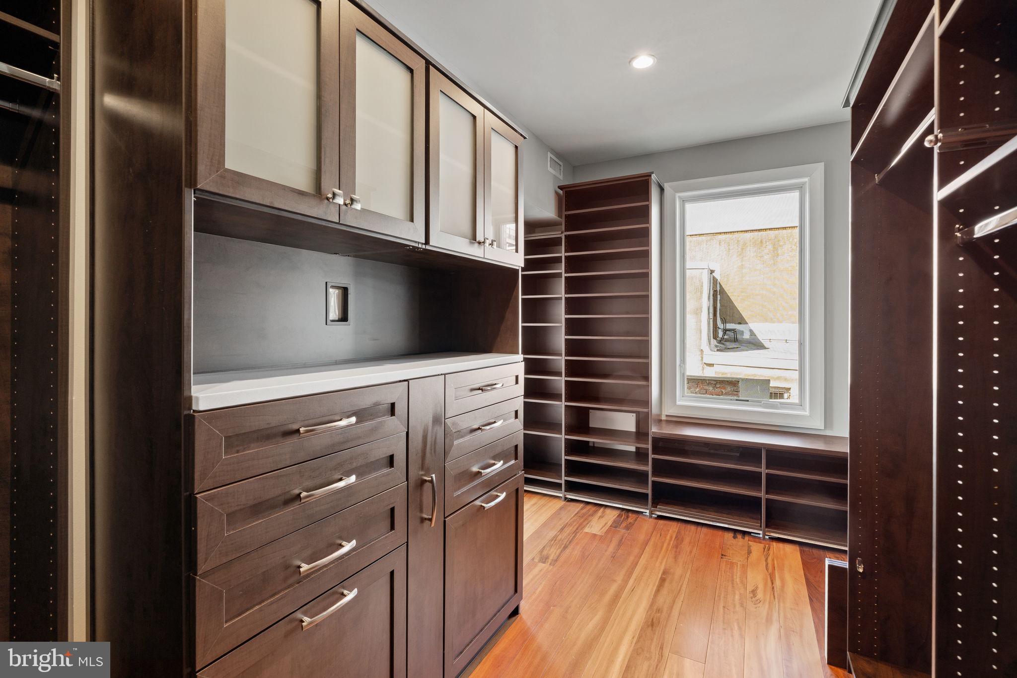 QUEEN VILLAGE - Residential