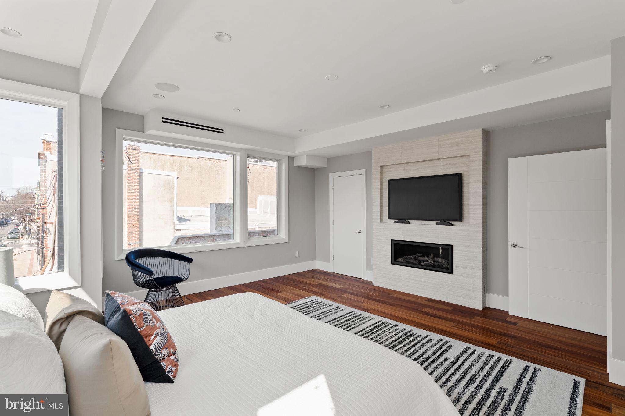 QUEEN VILLAGE - Residential