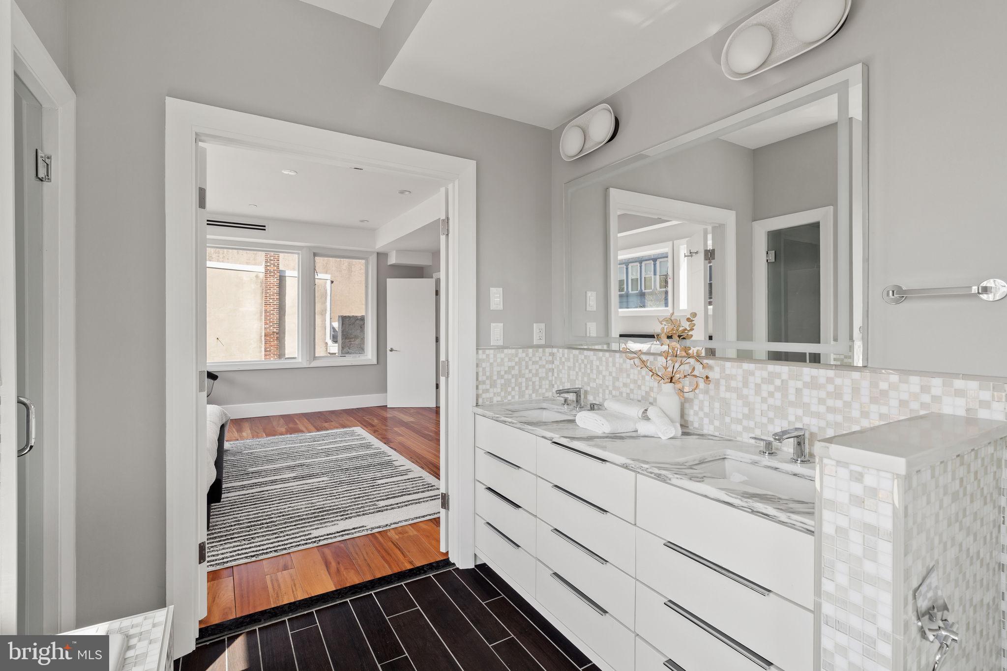 QUEEN VILLAGE - Residential