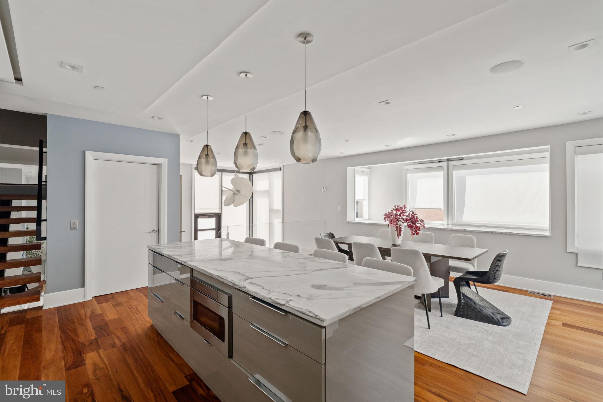 QUEEN VILLAGE - Residential