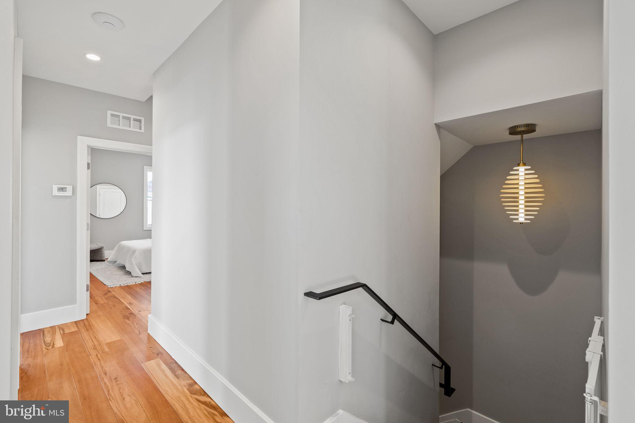 QUEEN VILLAGE - Residential