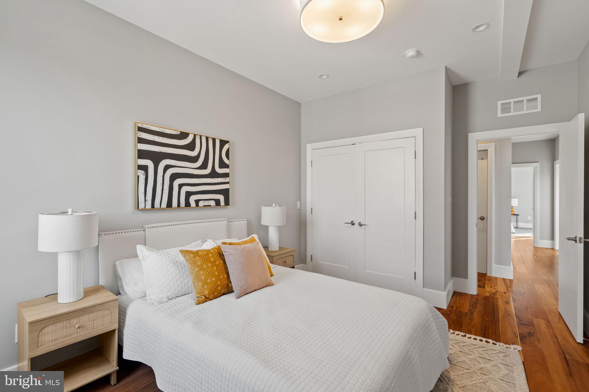 QUEEN VILLAGE - Residential