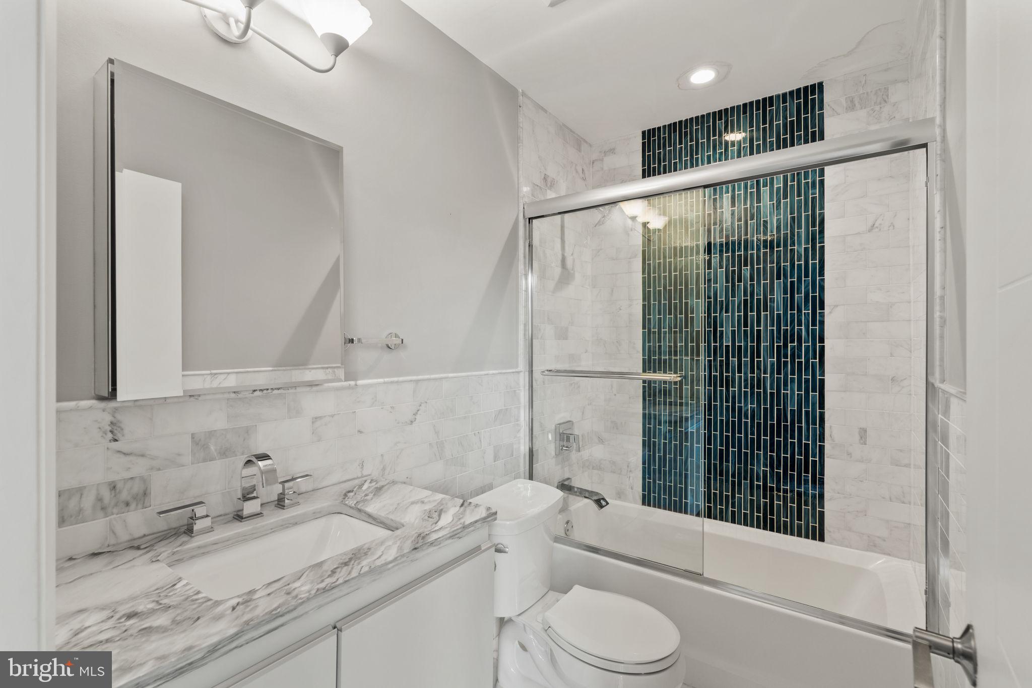 QUEEN VILLAGE - Residential