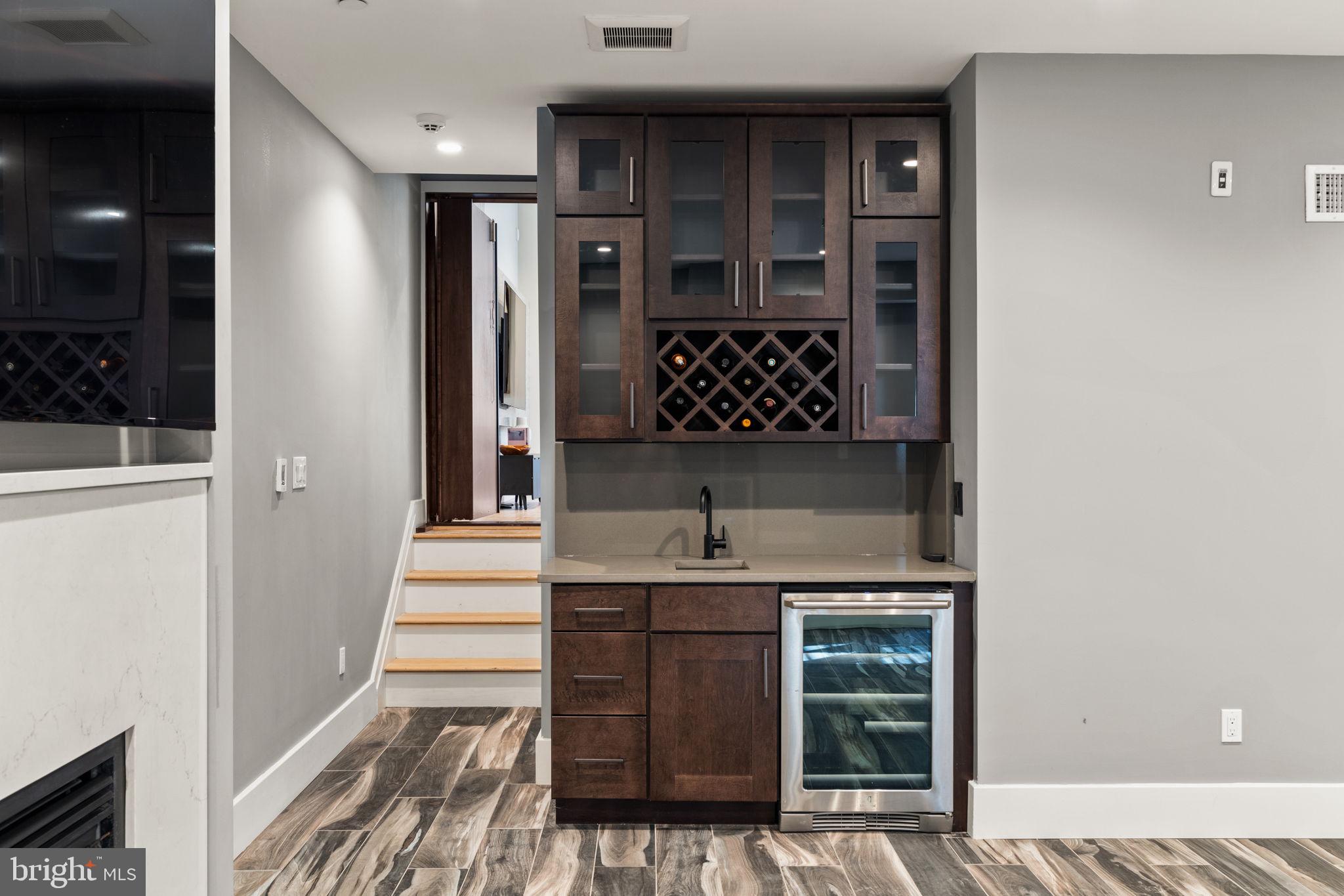 QUEEN VILLAGE - Residential