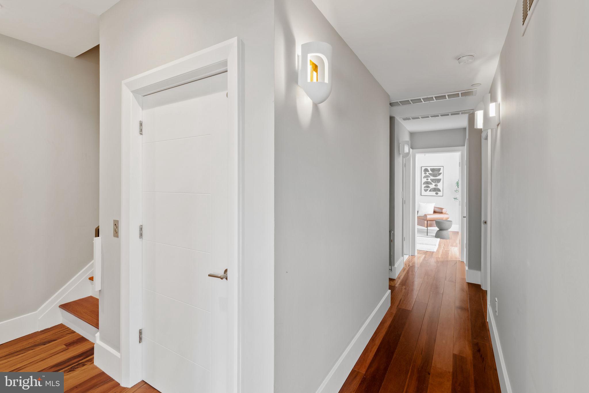 QUEEN VILLAGE - Residential