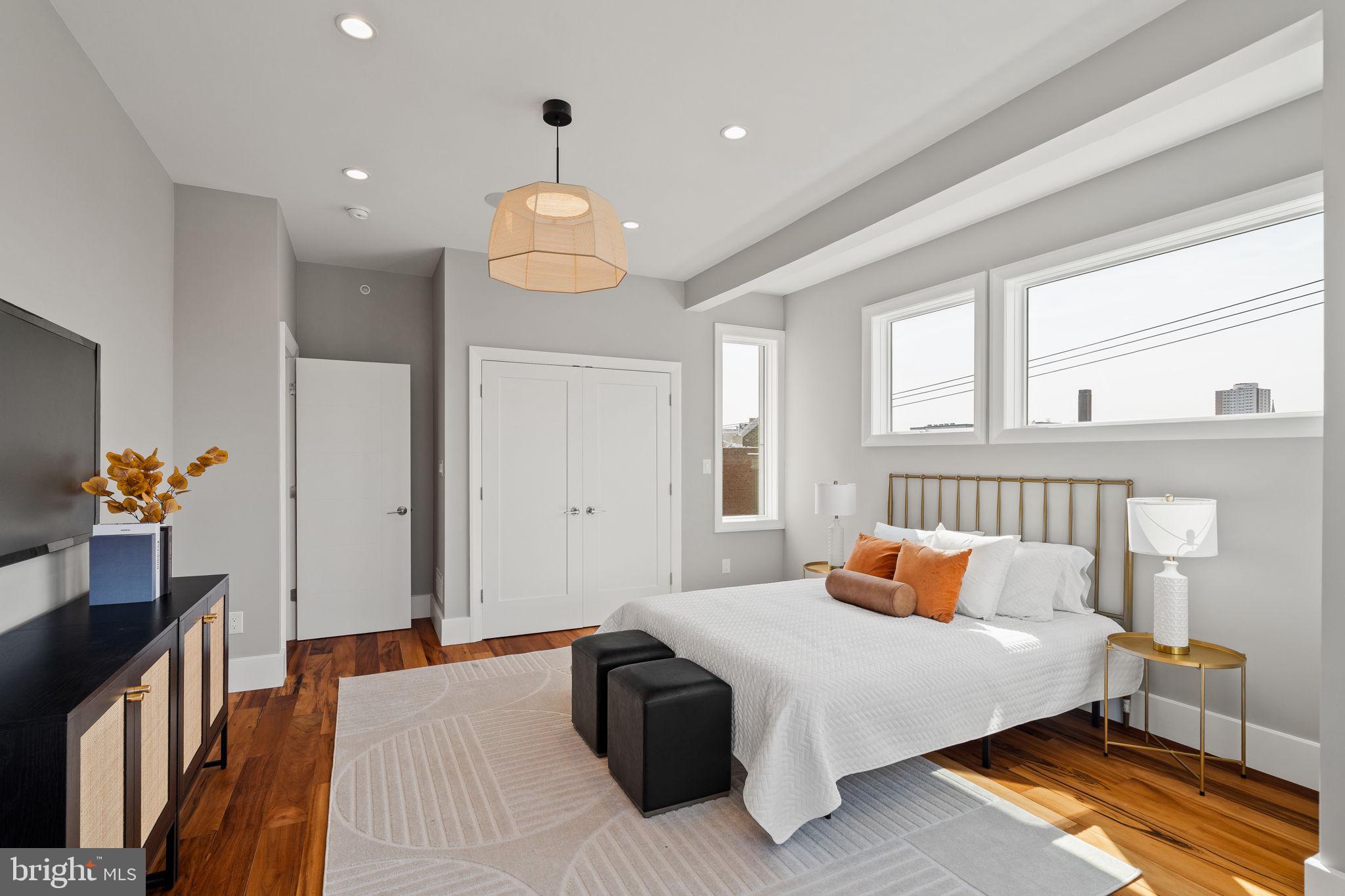 QUEEN VILLAGE - Residential