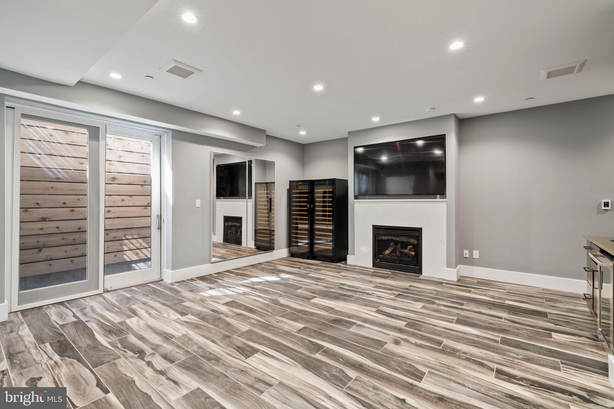 QUEEN VILLAGE - Residential