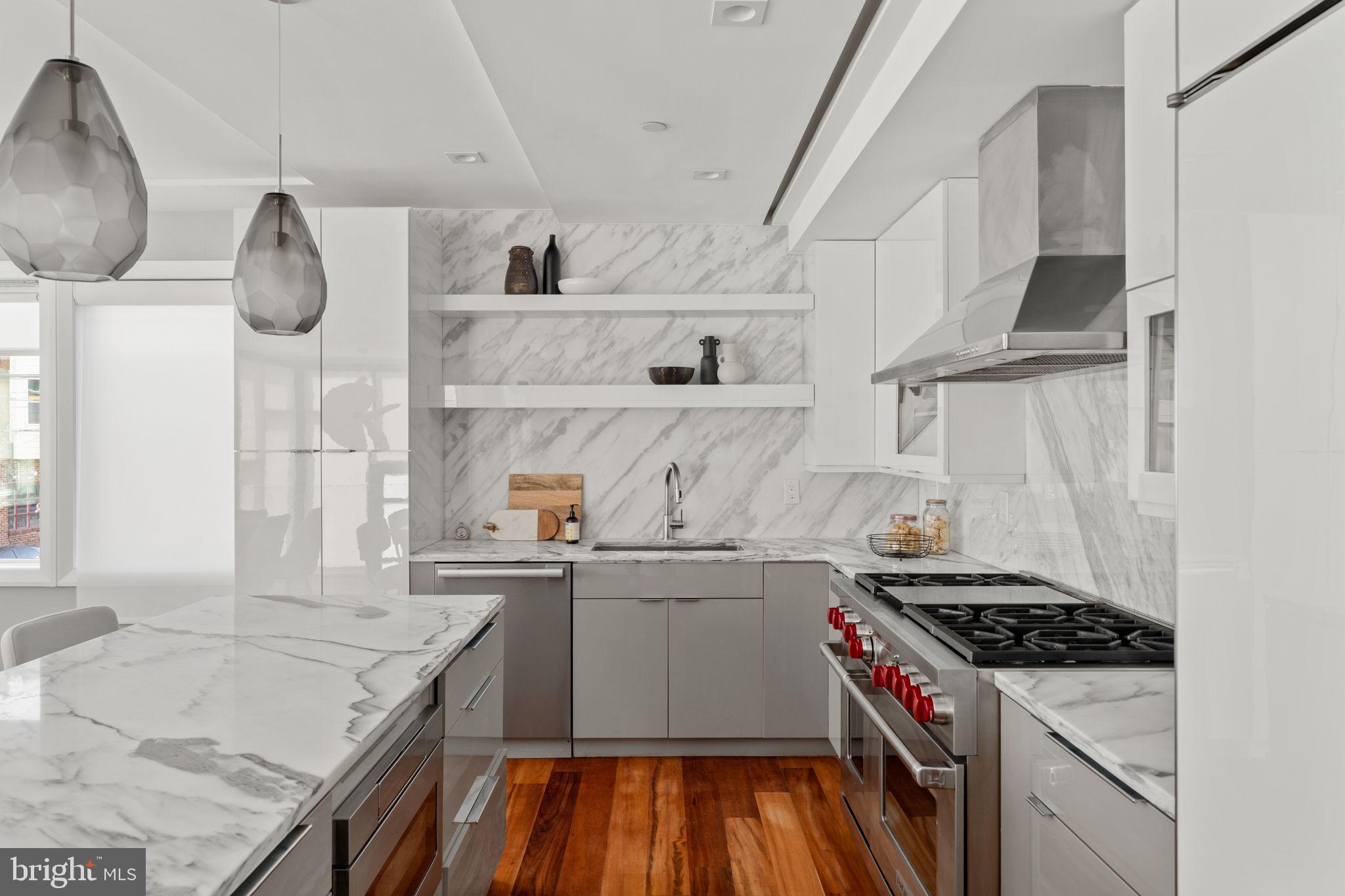 QUEEN VILLAGE - Residential