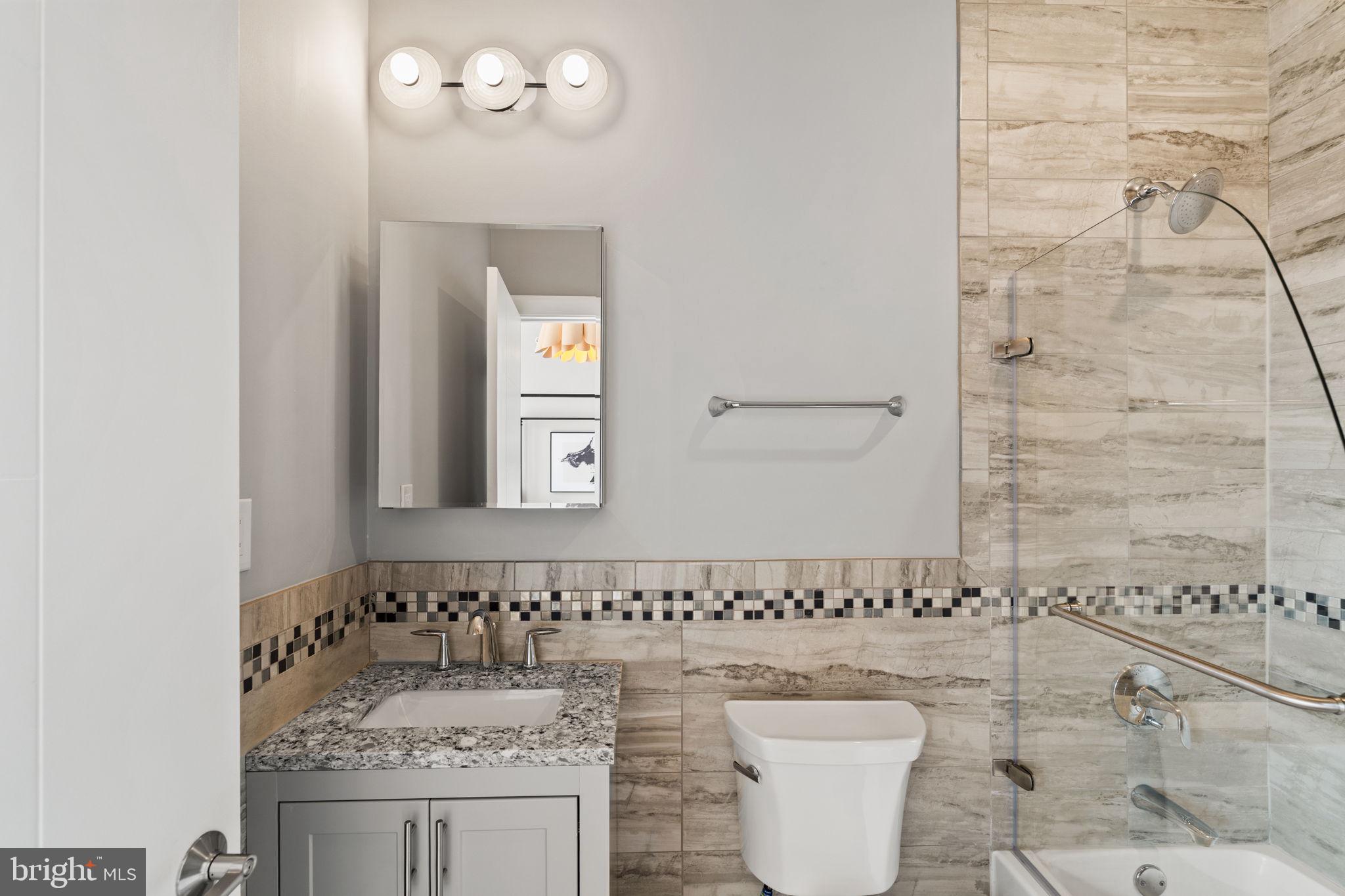 QUEEN VILLAGE - Residential