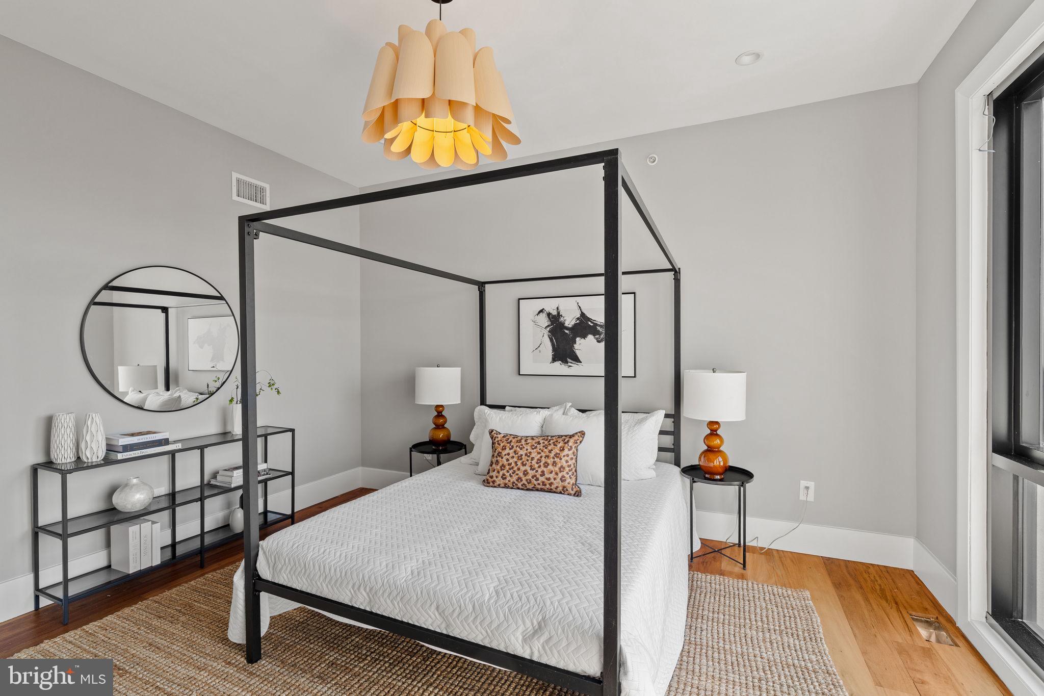 QUEEN VILLAGE - Residential