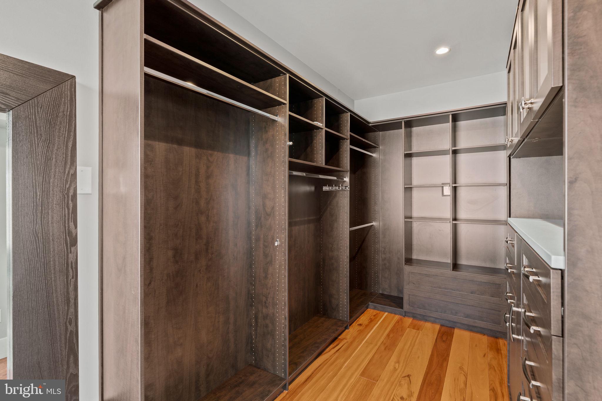 QUEEN VILLAGE - Residential