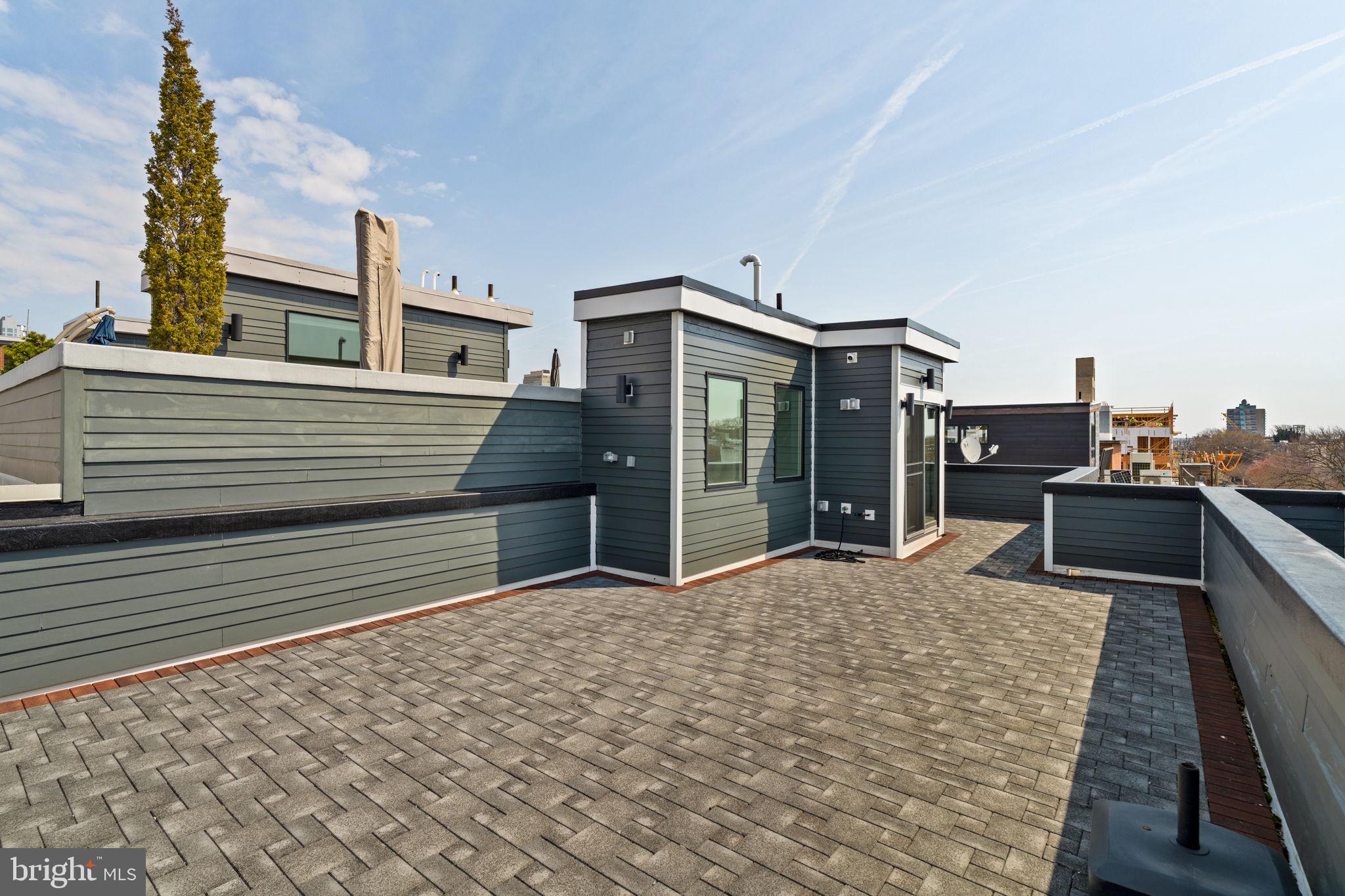 QUEEN VILLAGE - Residential