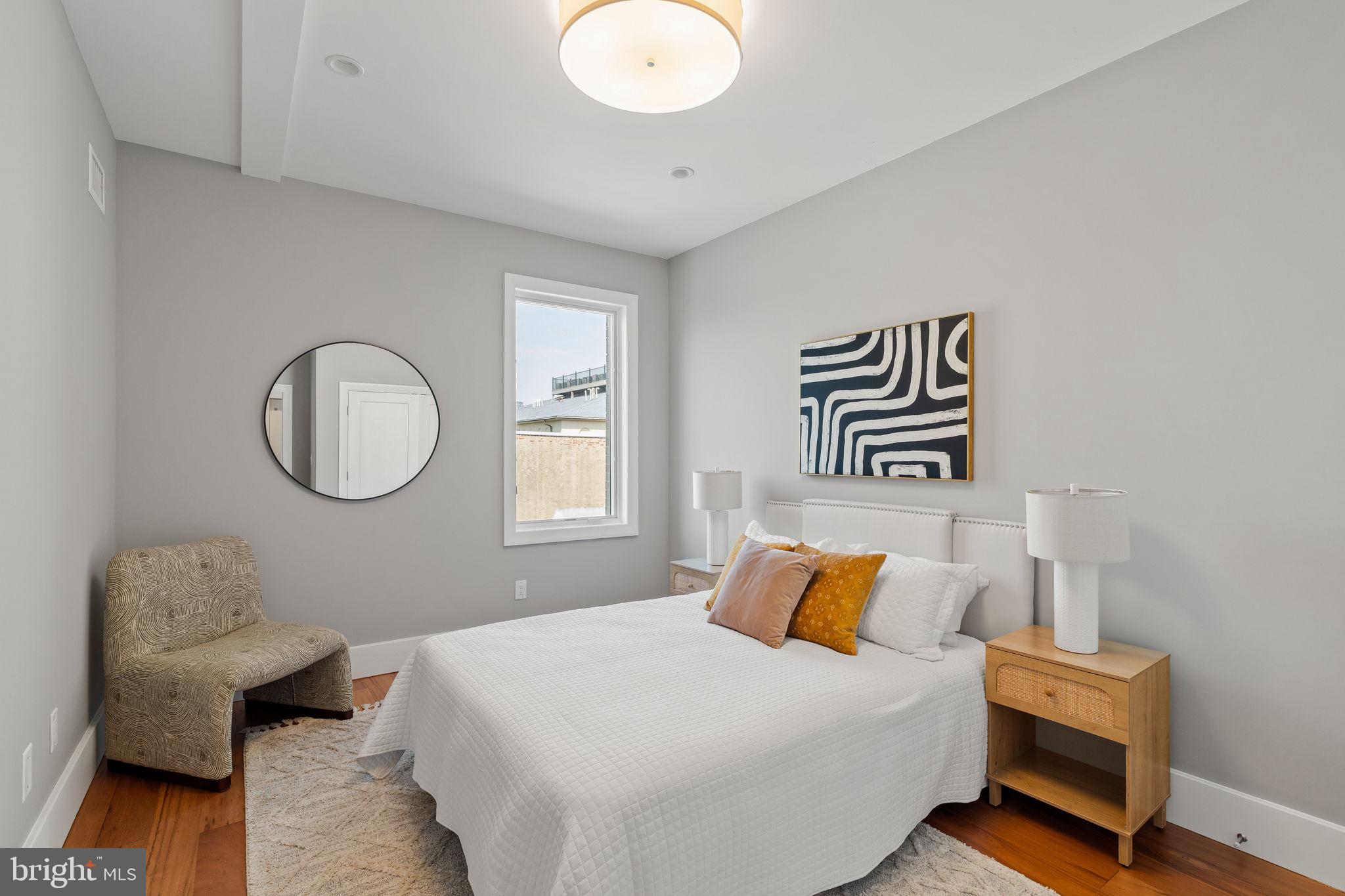 QUEEN VILLAGE - Residential