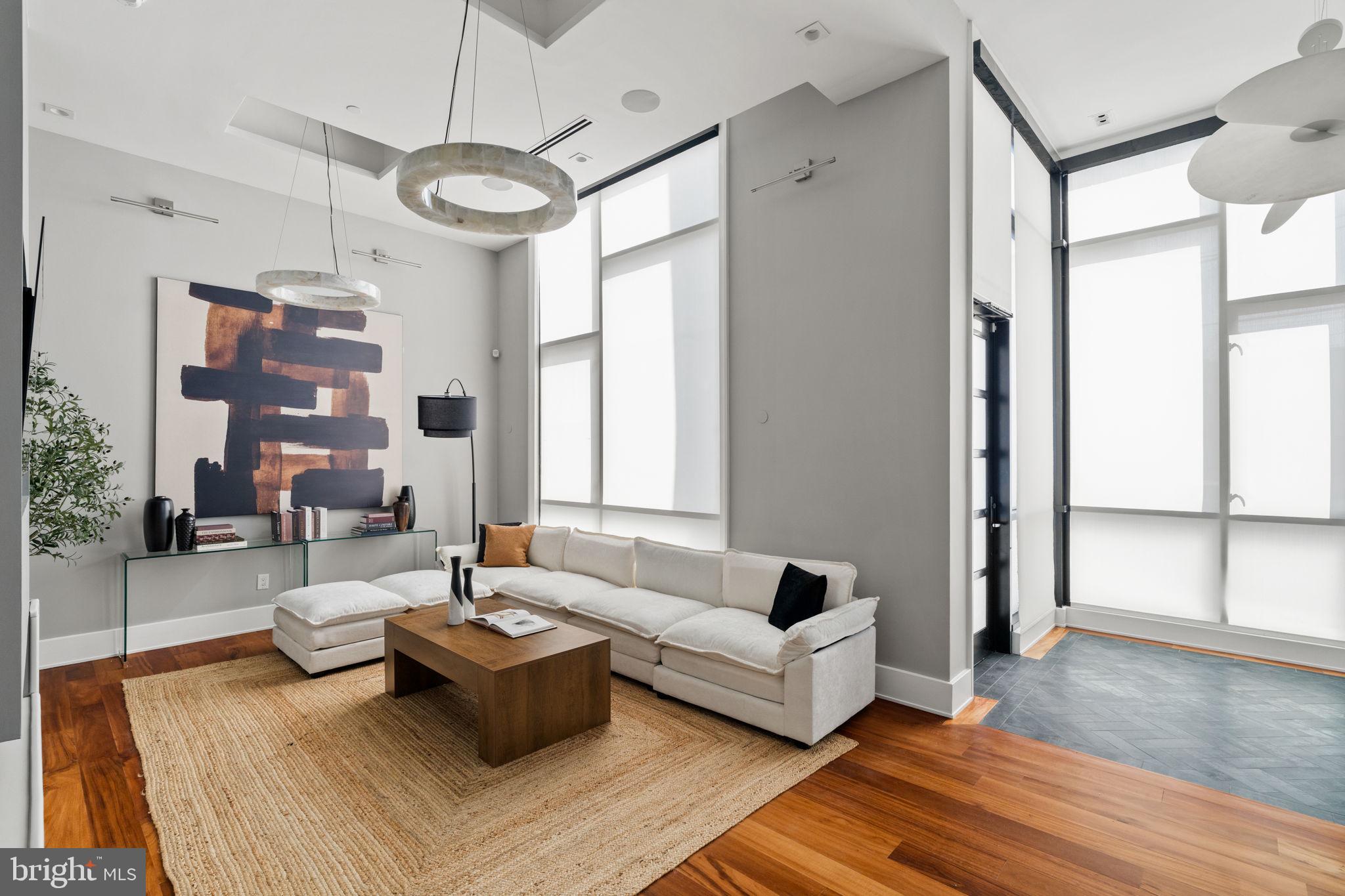 QUEEN VILLAGE - Residential