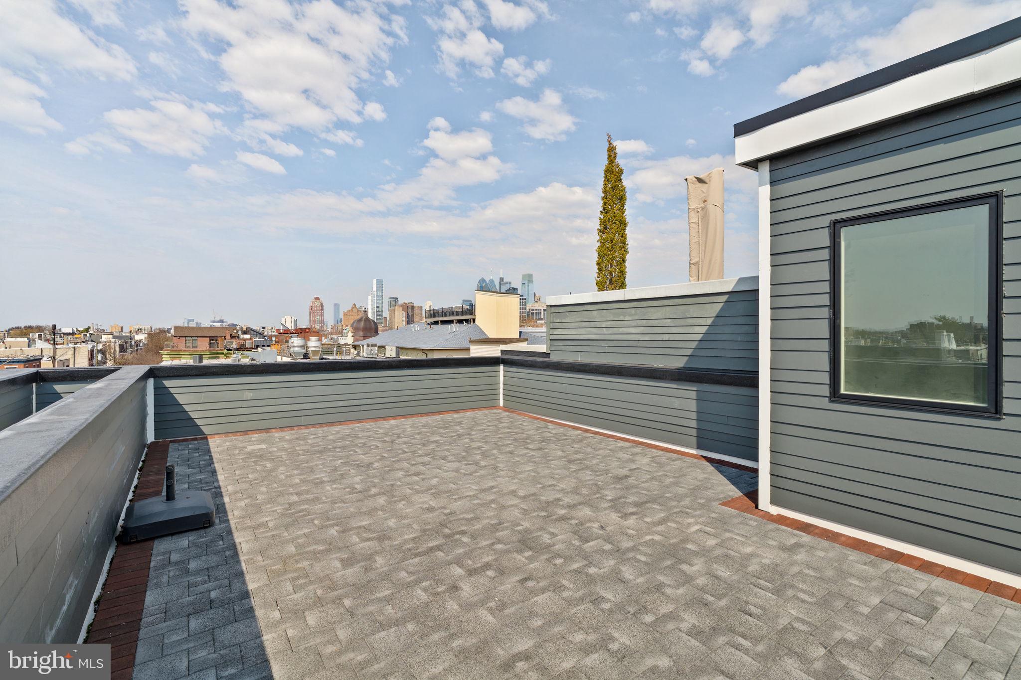 QUEEN VILLAGE - Residential