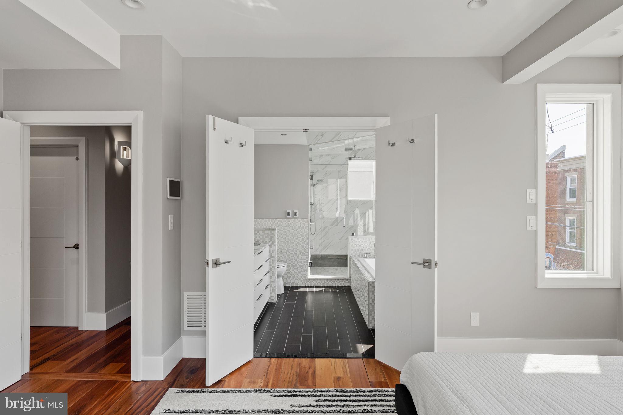 QUEEN VILLAGE - Residential