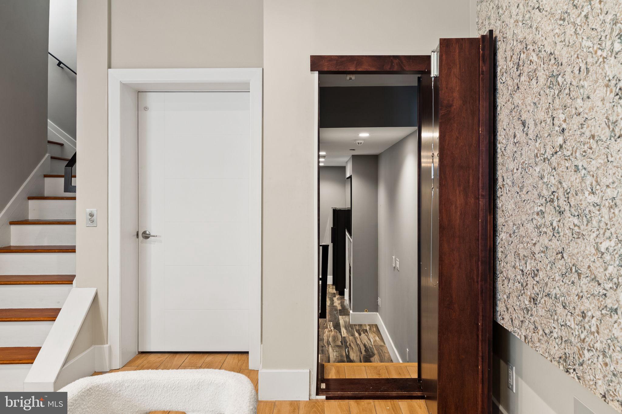 QUEEN VILLAGE - Residential