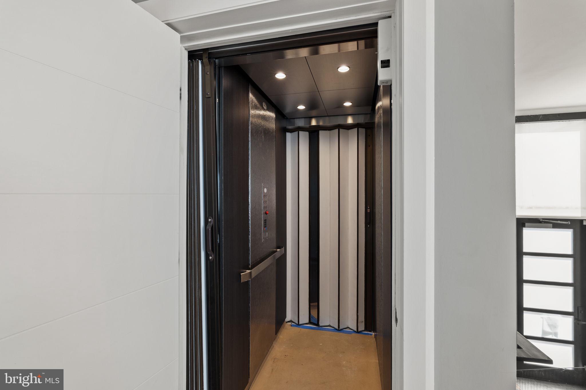 QUEEN VILLAGE - Residential