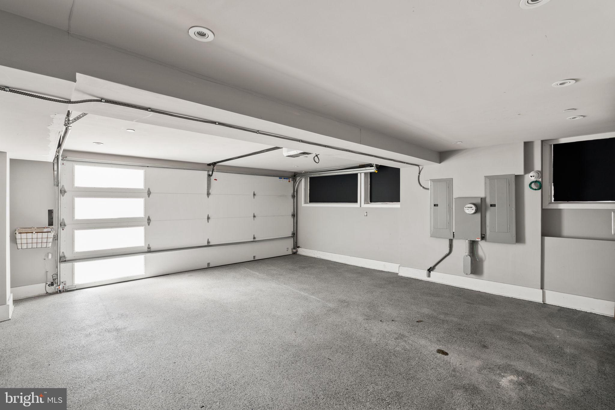 QUEEN VILLAGE - Residential