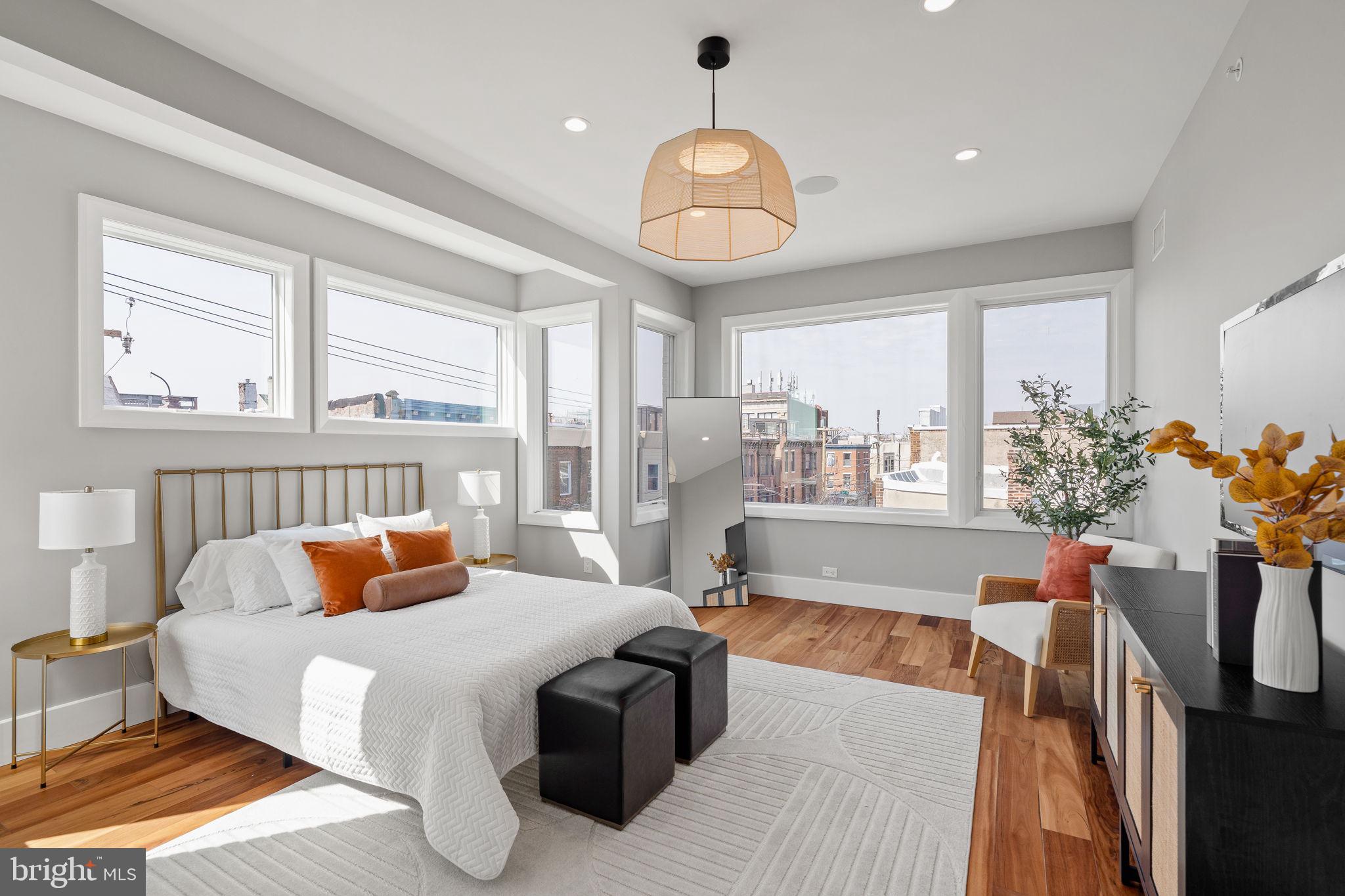 QUEEN VILLAGE - Residential