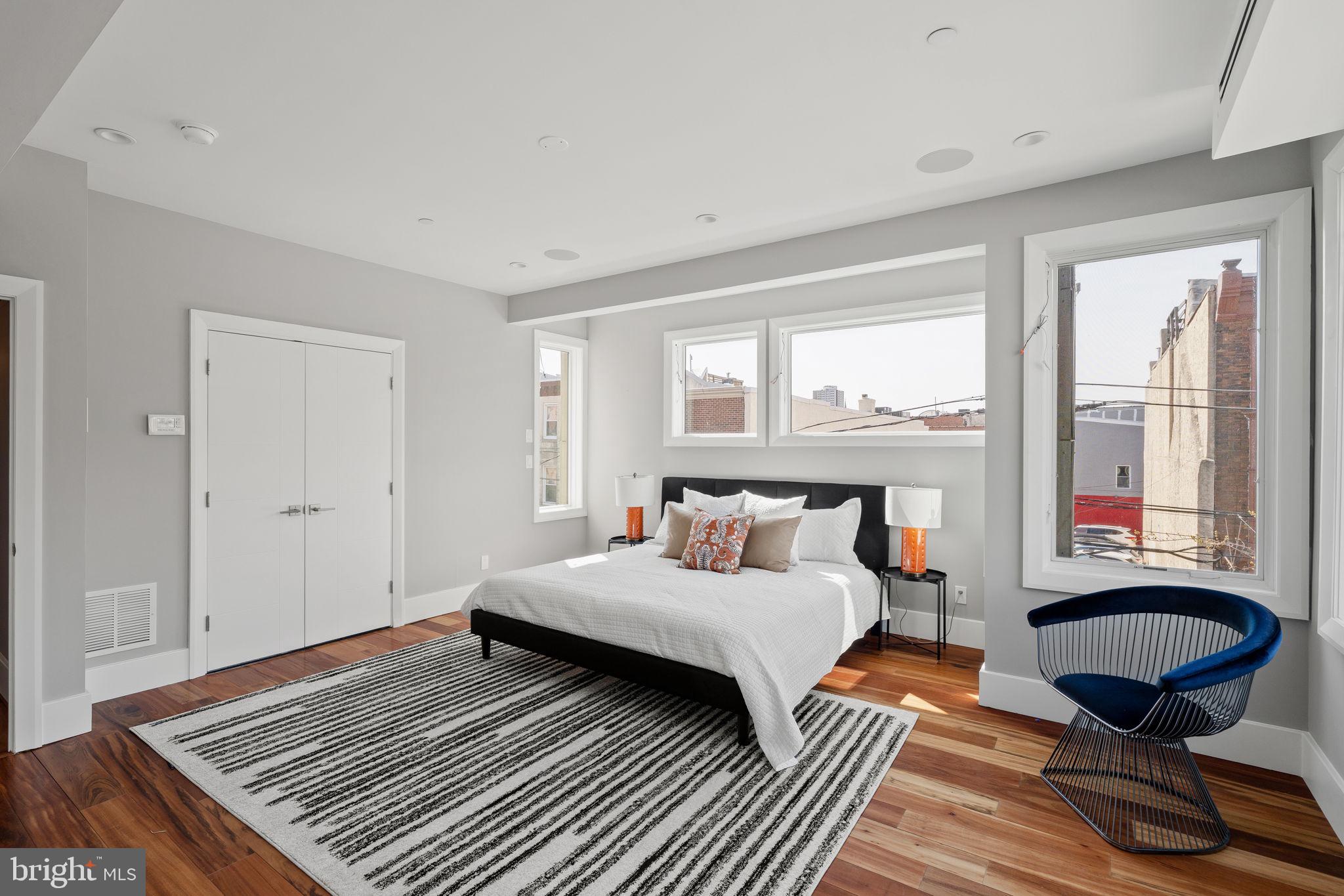 QUEEN VILLAGE - Residential