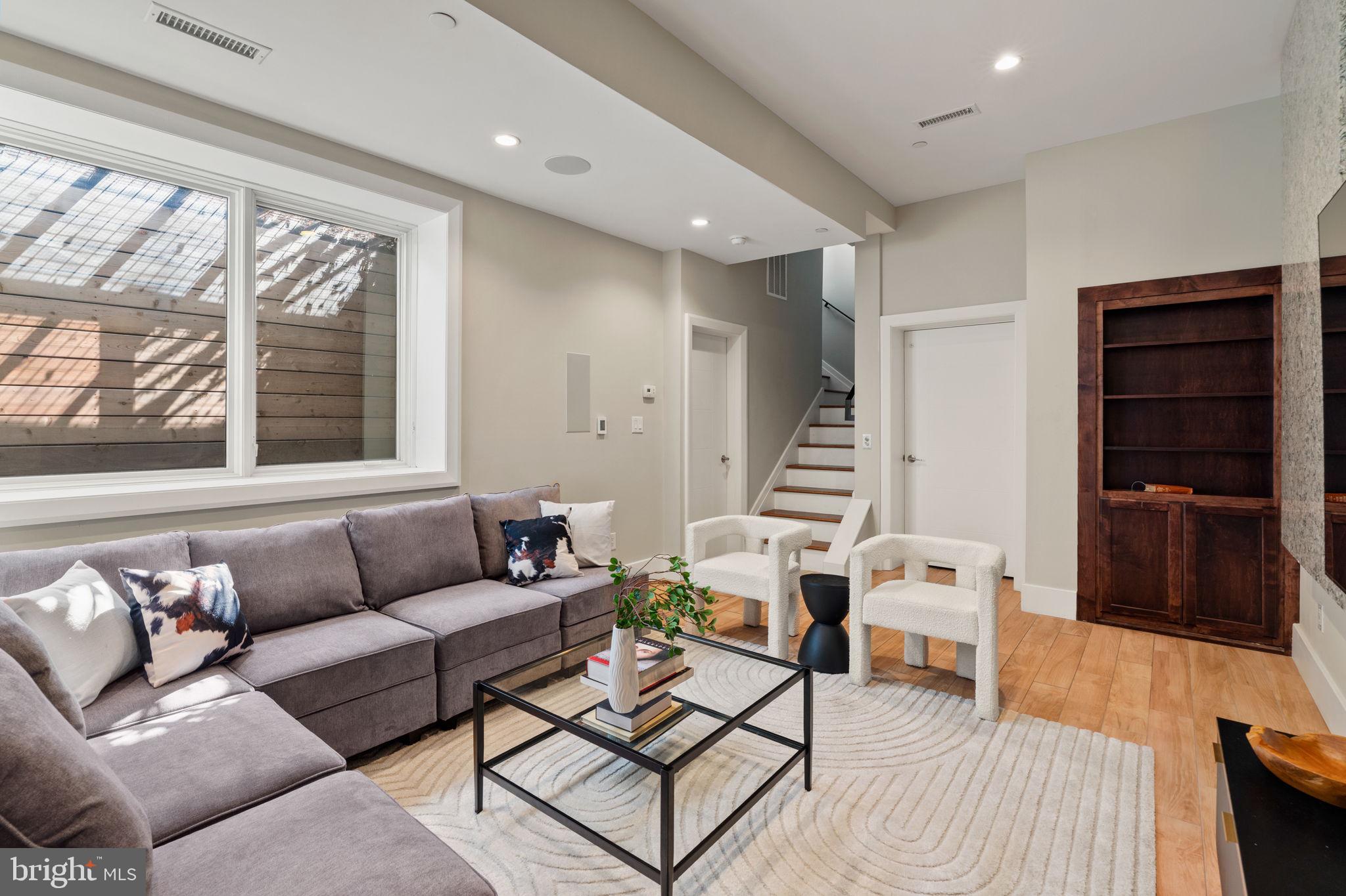 QUEEN VILLAGE - Residential